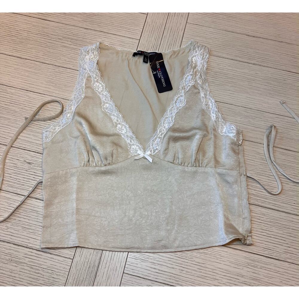 NWT One Clothing LA beige camisole‎ top w/ lace trim, side zip close. Sz L